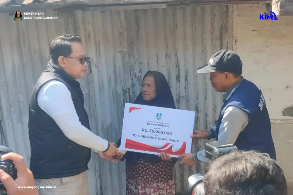 Penyerahan Program Bedah Rumah Dari Pj Gubernur Jatim Di Desa Pesanggrahan