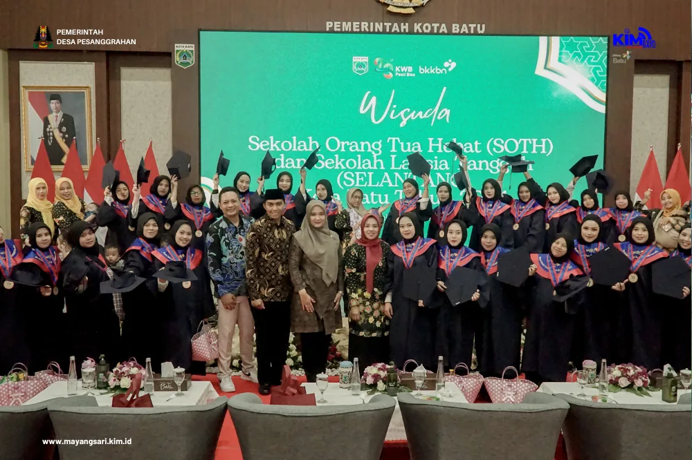 Peserta Sekolah Orang Tua Hebat Mayangsari 2024 Di Wisuda