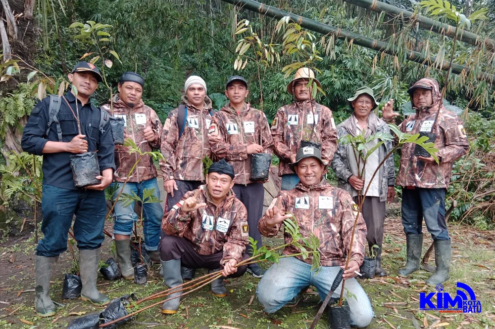 Penanaman 100 Bibit Pohon Oleh Lphd
